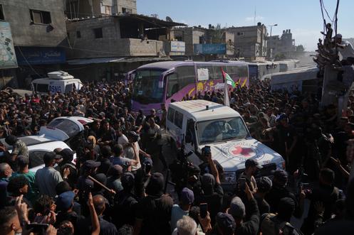 Un rassemblement pour accueillir les détenus palestiniens libérés qui arrivent en bus dans la bande de Gaza, à Khan Younès, le lundi 13 octobre 2025.