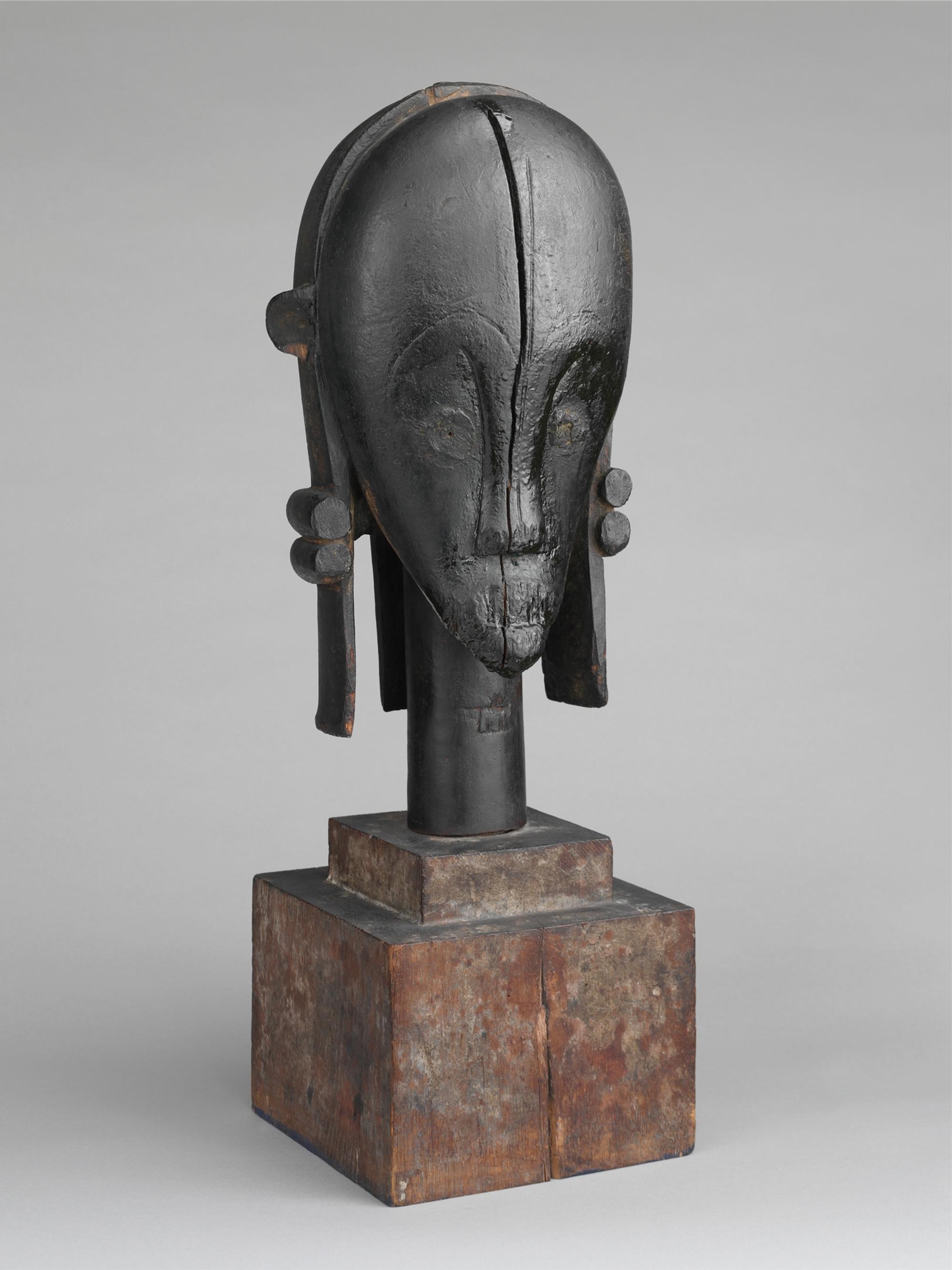 Nlo byeri kutsal emanet öğesi, Fang halkı, Gabon, 19. yüzyıl (ahşap, bakır ve organik malzemeler, 46,5 cm x 24,8 cm x 16,8 cm).