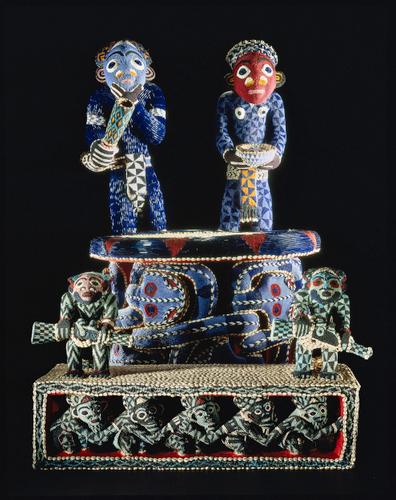 Trône et repose-pieds ngwuo « Mandu Yenu », peuple bamoun, Cameroun, XIXe siècle (bois, perles, cauris et tissu, 174 cm x 126 cm x 155 cm).