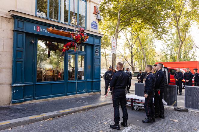 Des pompiers évacuent une victime d’un immeuble lors d’un exercice de simulation de crue centennale à Paris, le 13 octobre 2025.