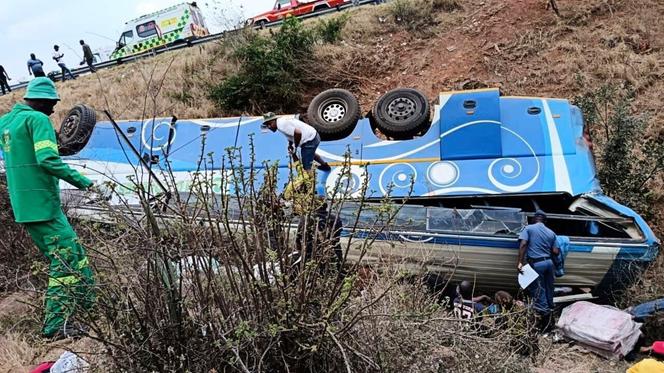 Des sauveteurs et des policiers recherchent des victimes d’un accident de bus dans la ville de Louis Trichardt, en Afrique du Sud, le 12 octore 2025.