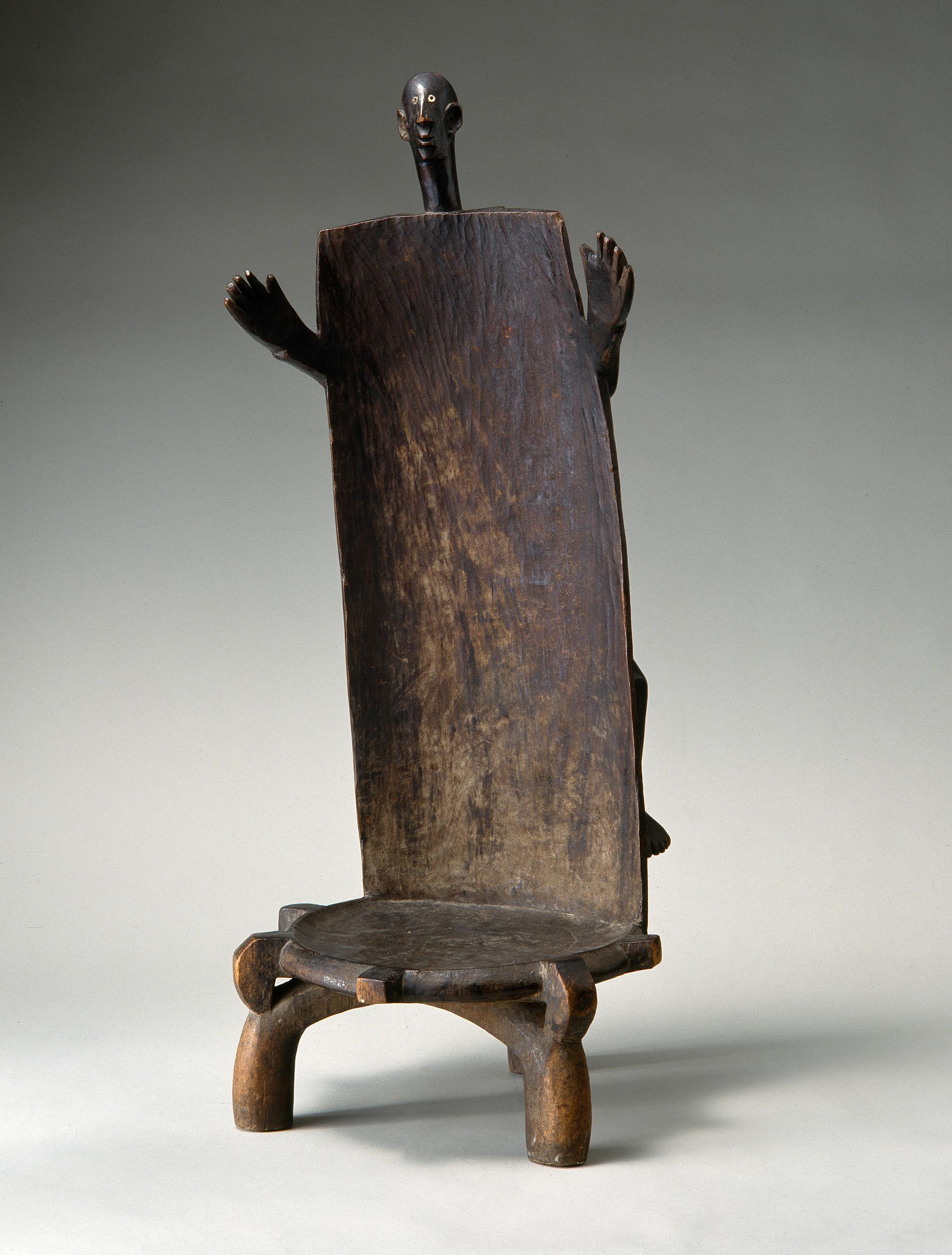 Nyamwezi prestij koltuğu, Tanzanya, 19. yüzyıl (ahşap, 107 cm x 43 cm x 44 cm).