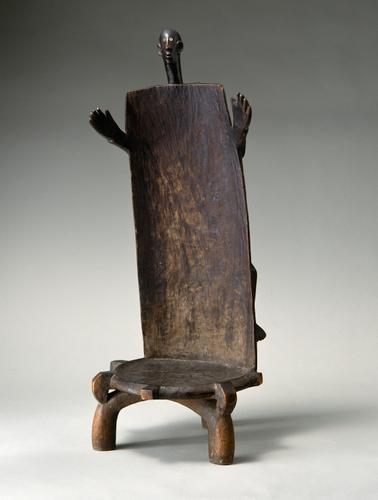 Siège de prestige nyamwezi, Tanzanie, XIXe siècle (bois, 107 cm x 43 cm x 44 cm).