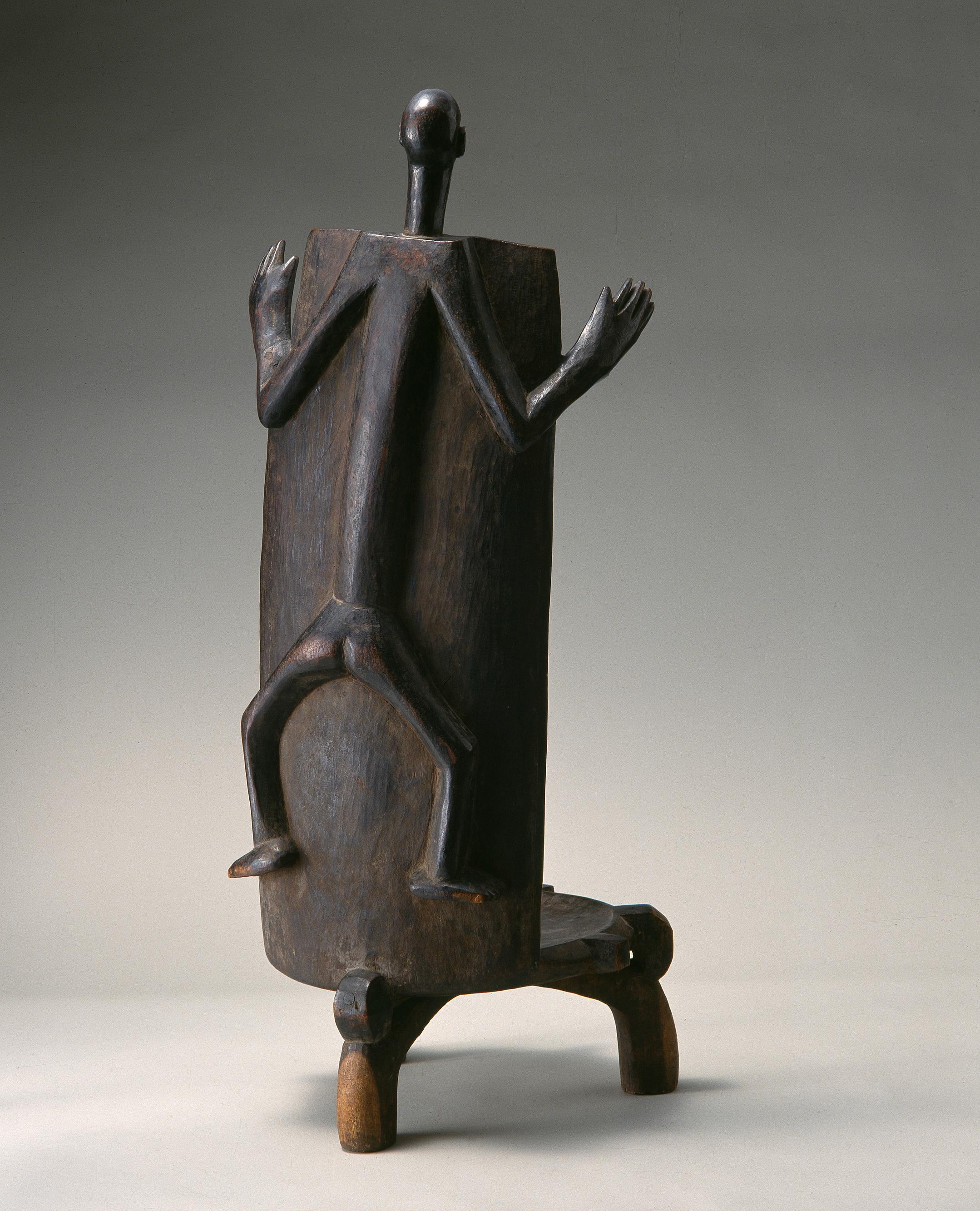 Nyamwezi prestij koltuğu, Tanzanya, 19. yüzyıl (ahşap, 107 cm x 43 cm x 44 cm).