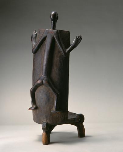Siège de prestige nyamwezi, Tanzanie, XIXe siècle (bois, 107 cm x 43 cm x 44 cm).