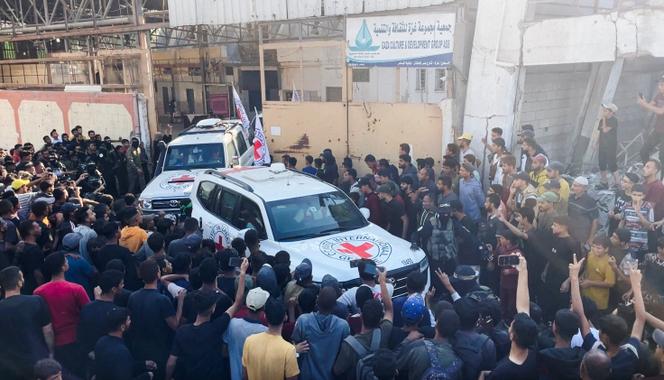 Um veículo da Cruz Vermelha transporta reféns após sua entrega como parte de um cessar-fogo e acordo de troca de reféns-prisioneiros entre o Hamas e Israel, na cidade de Gaza, em 13 de outubro de 2025.