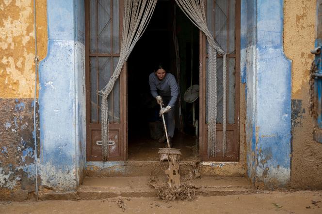 Une habitante évacue de la boue de son commerce à Godall, le 1ᵉʳ octobre 2025, après que des pluies torentielles ont frappé le sud de la Catalogne la veille. (Photo Josep Lago/AFP)