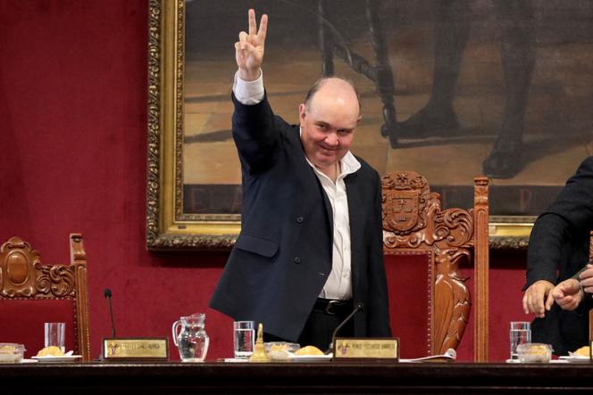 Le maire d’extrême droite de Lima, Rafael Lopez Aliaga, lors de l’annonce de sa démission à l’Hôtel de ville de Lima, le 13 octobre 2025.