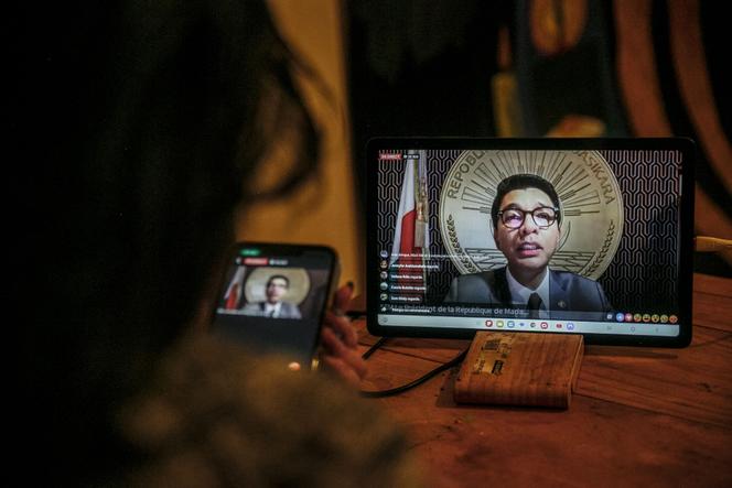 Une Malgache suit le discours à la nation du président Andry Rajoelina, sur la page Facebook officielle de la présidence de Madagascar, depuis son domicile à Antananarivo, le 13 octobre 2025.
