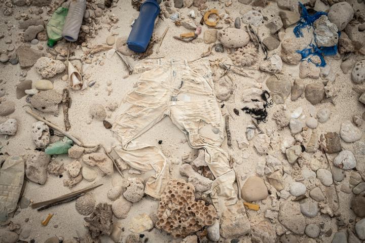 Objets abandonnés par les migrants tentant la traversée vers le Yémen, sur la plage de Merero, dans le Puntland (Somalie), le 19 août 2025. Ce littoral était jusqu’à récemment l’un des points d’embarquement utilisés par les passeurs de la “route de l’Est”.
