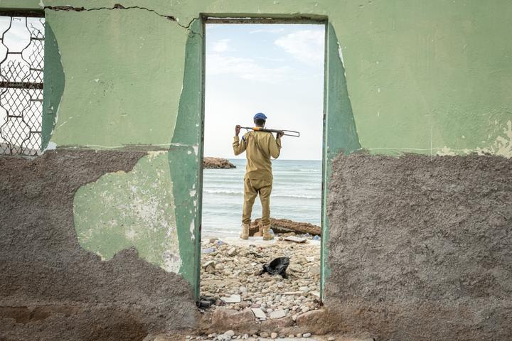 Un soldat de la police du Puntland, sur la plage de Bosaso (Somalie), épicentre de la piraterie dans la Corne de l’Afrique il y a une dizaine d’années. Le 16 août 2025.