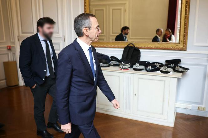 Bruno Retailleau quitte le ministère après avoir prononcé un discours lors de la cérémonie de passation de pouvoirs pour accueillir le nouveau ministre français de l’intérieur, place Beauvau, à Paris, le 13 octobre 2025.