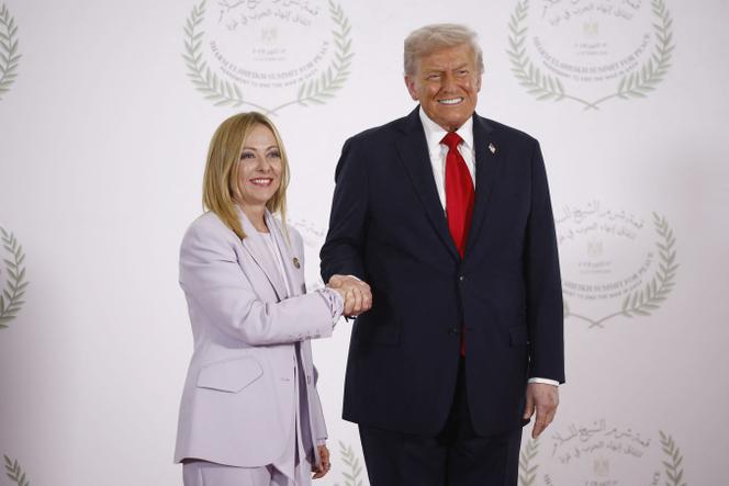 La première ministre italienne Giorgia Meloni (à gauche) et Donald Trump, à Charm El-Cheikh (Egypte), le 13 octobre 2025.