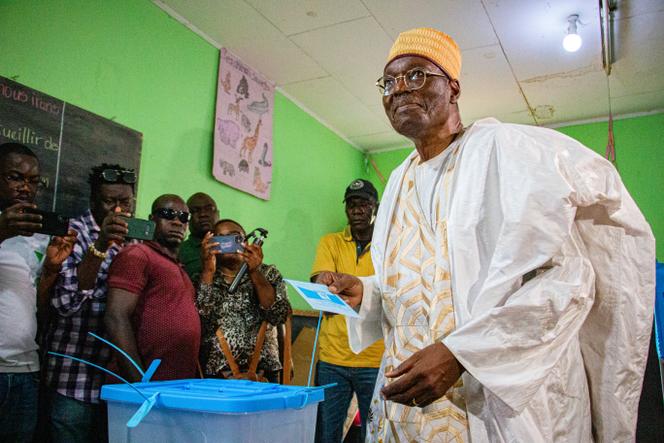 Issa Tchiroma Bakary, candidat à l’élection présidentielle au Cameroun, dans un bureau de vote de Garoua, le 12 octobre 2025.