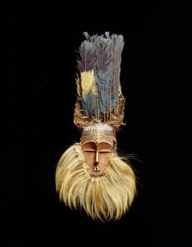 Masque facial munyangi, peuple pende, République démocratiqie du Congo (RDC), début du XXe siècle (bois, métaux, pigments, plumes, poils et fibres végétales, 68 cm x 30 cm x 55 cm).