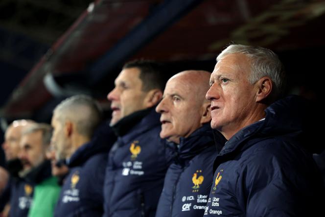 Didier Deschamps (à droite) et ses adjoints, à Reykjavik, à l’occasion du match France-Islande, le 13 octobre 2025. 