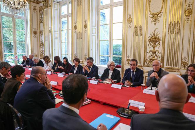 Sébastien Lecornu (troisième depuis la droite), lors d’une réunion avec les nouveaux membres de son gouvernement, à Matignon, à Paris, le 13 octobre 2025.