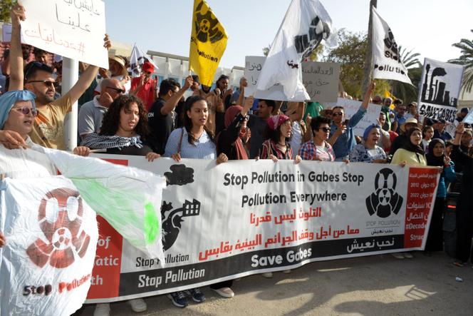 Les habitants de la ville de Gabès rassemblés le 23 mai 2025 pour manifester et réclamer la fermeture des usines chimiques de la zone industrielle de Ghannouch.