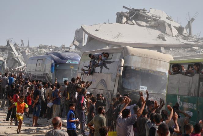 Des prisonniers palestiniens sont accueillis à leur arrivée dans la bande de Gaza après leur libération, à Khan Younès, le 13 octobre 2025.