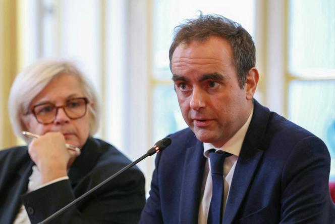 Le premier ministre, Sébastien Lecornu, lors de la première réunion avec les nouveaux membres de son cabinet, à l’hôtel de Matignon, le 13 octobre 2025.