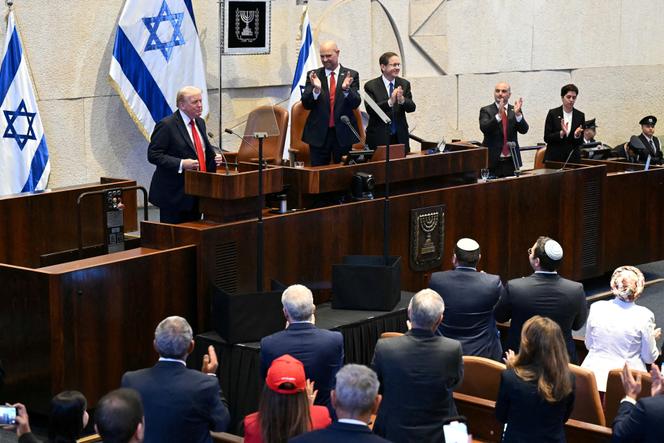Donald Trump devant la Knesset, le parlement israélien, à Jérusalem, le 13 octobre 2025.