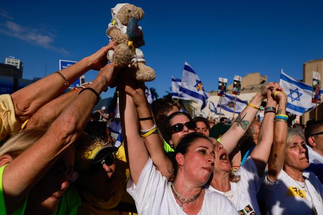 As pessoas comemoram na Praça dos Reféns em Tel Aviv quando foi divulgada a notícia de que o Hamas já entregou sete reféns sobreviventes à Cruz Vermelha em 13 de outubro de 2025. 