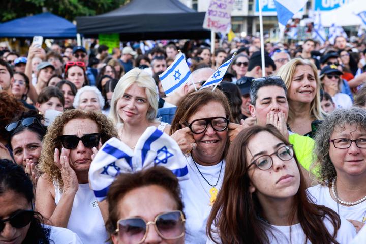 Célébration « place des Otages », à Tel-Aviv, le 13 octobre 2025. 