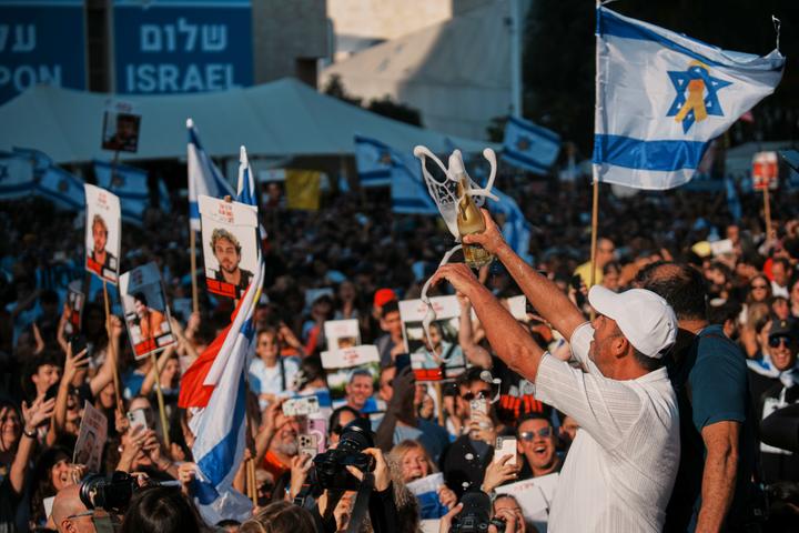 Célébration « place des Otages », à Tel-Aviv, le 13 octobre 2025. 