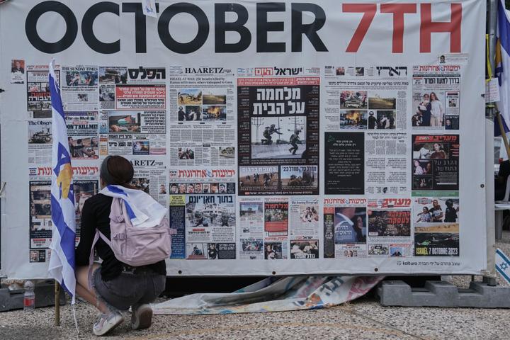 Installation de Unes de journaux titrant sur l’attaque du 7-Octobre, « place des Otages », à Tel-Aviv, le 13 octobre 2025. 