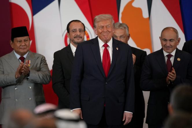 Le président Donald Trump lors d’un sommet des dirigeants mondiaux sur la fin de la guerre à Gaza, à Charm El-Cheikh (Egypte), le 13 octobre 2025.