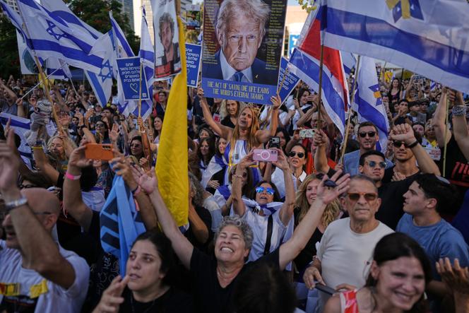 Lors de la retransmission en direct de la libération des otages israéliens retenus à Gaza, sur la « place des otages », à Tel-Aviv, le 13 octobre 2025. 