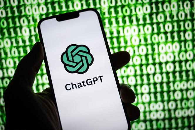 Illustration montrant le logo de ChatGPT, un chatbot basé sur un modèle de langage développé par OpenAI, sur un smartphone, le 30 octobre 2023.