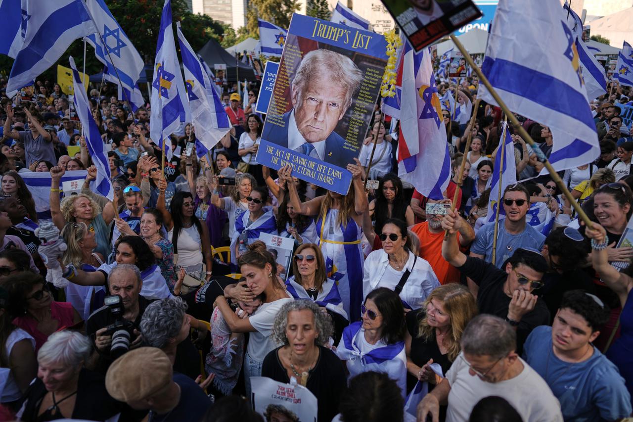 Célébration « place des Otages », à Tel-Aviv, le 13 octobre 2025. 