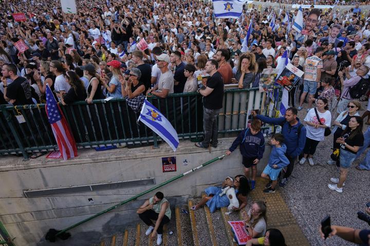 La foule réunie sur la « place des Otages », à Tel-Aviv, le 13 octobre 2025. 
