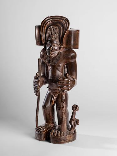 Statuette représentant le héros culturel Chibinda Ilunga, peuple tchokwé, Angola, XIXe siècle (bois et cheveux humains, 40 cm).