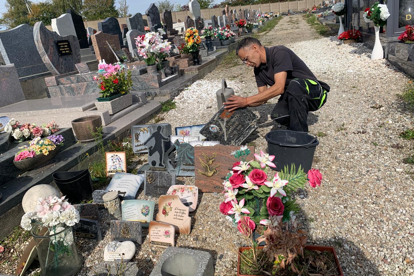 Au cimetiÃ¨re municipal de Lâ€™Aigle, le nettoyeur de pierres tombales au grand cÅ“ur