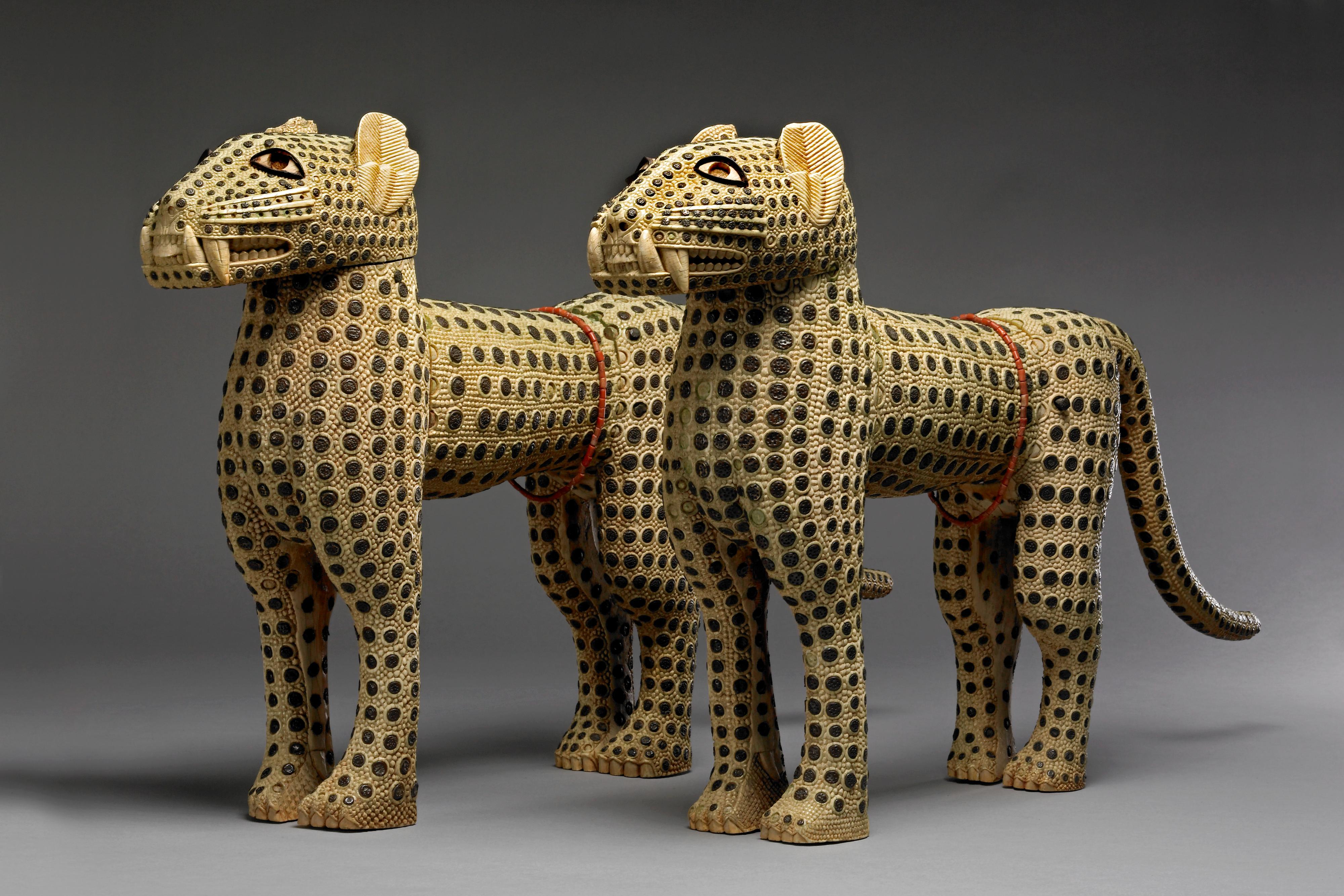 Leopar çifti, Benin Krallığı, Nijerya, 19. yüzyıl (fildişi ve bakır katkılı ve inciler, 47 cm x 13 cm x 88 cm).