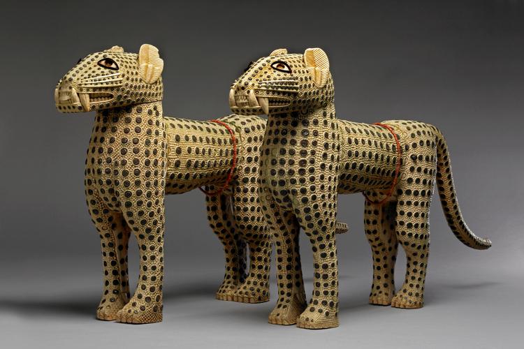 Paire de léopards, royaume du Bénin, Nigeria, XIXe siècle (ivoire et inclusion de cuivre et perles, 47 cm x 13 cm x 88 cm).