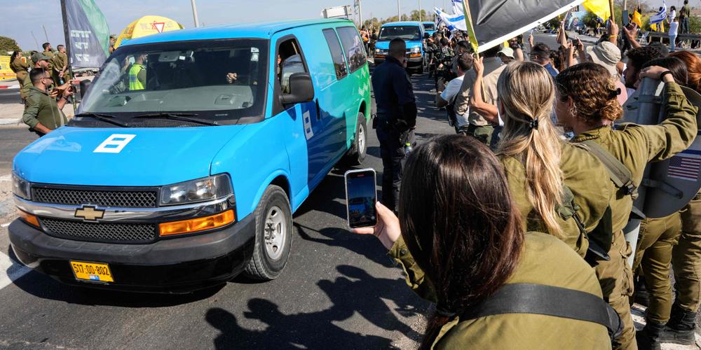Un convoi transportant les otages libérés par le Hamas arrive sur la base militaire de Reim, dans le sud d’Israël, le 13 octobre 2025. - MAYA LEVIN/AFP