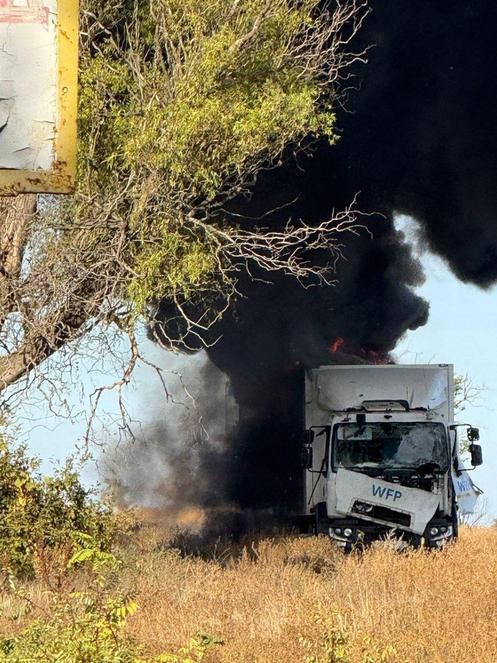 Un convoi humanitaire en feu à la suite d’une attaque russe, à Bilozerka, dans l’oblast de Kherson, le 14 octobre 2025.