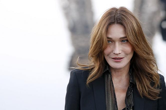 Carla Bruni-Sarkozy à son arrivé pour assister à un défilé Saint Laurent, à Paris, le 25 septembre 2018.