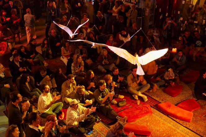 Pour l’inauguration du restaurant israélo-palestinien au Consulat Voltaire, des colombes de papier ornent le centre culturel du 11ᵉ arrondissement de Paris.