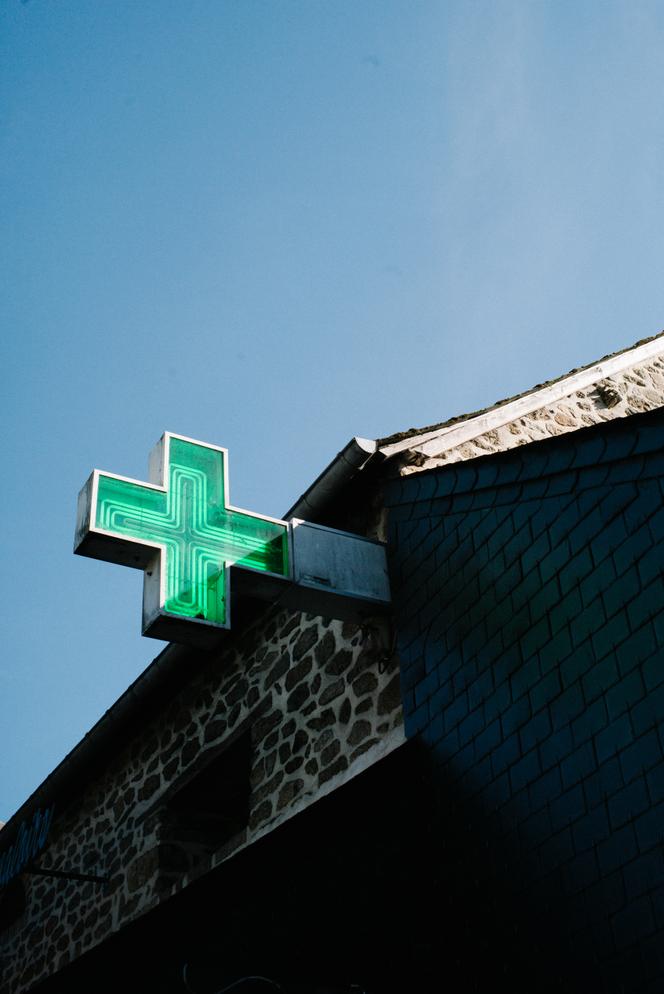 Enseigne de la pharmacie des Avaloirs, à Saint-Pierre-des-Nids (Mayenne), Le 7 octobre 2025.