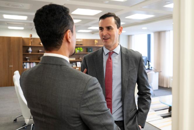 Le premier directeur général adjoint du FMI, Dan Katz (de face), et le vice-ministre saoudien des affaires internationales, Ryadh M. Alkhareif, lors des assemblées annuelles du groupe de la Banque mondiale et du FMI, à Washington, le 13 octobre 2025.