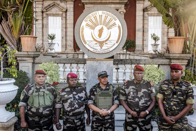Le colonel Michael Randrianirina (au centre), avec d’autres militaires, lors de l’annonce de leur prise de pouvoir, devant le palais présidentiel, à Antananarivo, le 14 octobre 2025.