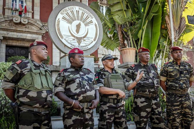 Le colonel Michael Randrianirina (au centre), avec d’autres militaires, lors de l’annonce de leur prise de pouvoir, devant le palais présidentiel, à Antananarivo, le 14 octobre 2025.