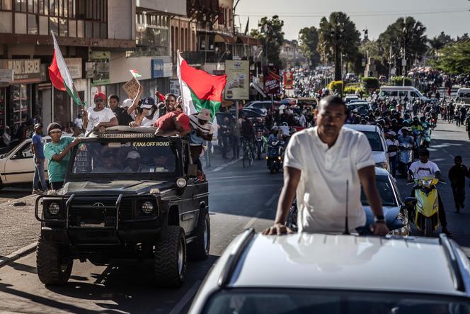 Des membres de l’unité Capsat de l’armée malgache, accompagnés par la foule, se dirigent vers le palais présidentiel, à Antananarivo, le 14 octobre 2025.