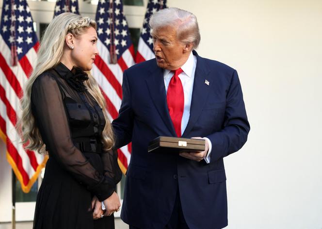 Erika Kirk, la veuve de Charlie Kirk, écoute Donald Trump lors d’une cérémonie de remise à titre posthume de la médaille de la liberté à Charlie Kirk, à la Maison Blanche à Washington, DC, le 14 octobre 2025.