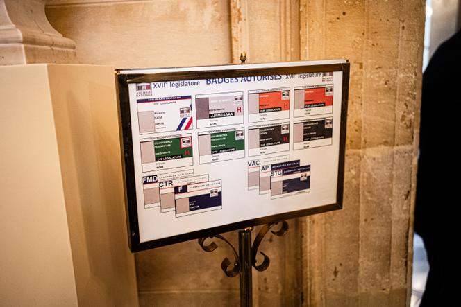 Un panneau indiquant les badges autorisés pour se rendre dans le périmètre sacré de l’Assemblée nationale depuis la salle des Quatre-Colonnes, à Paris, le 14 octobre 2025.