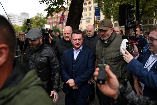 L’activiste britannique anti-immigration Stephen Yaxley-Lennon, connu sous le pseudonyme de Tommy Robinson, quitte le tribunal de Westminster où il est jugé pour une infraction à la loi sur le terrorisme, à Londres, le 13 octobre 2025